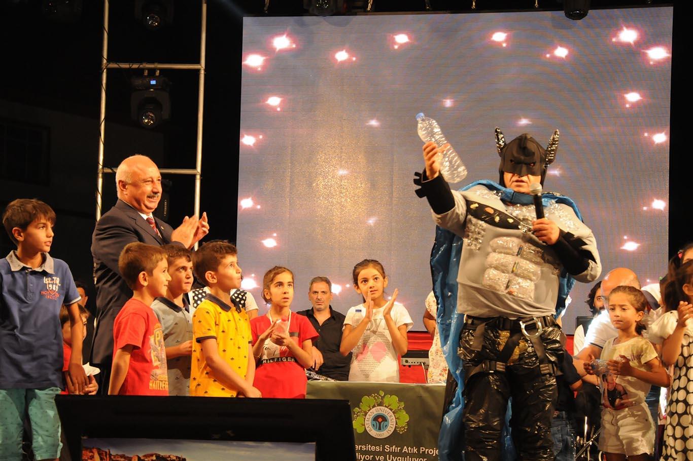 "Batman" kostümlü sanatçı dikkatleri plastik atıklara çekti